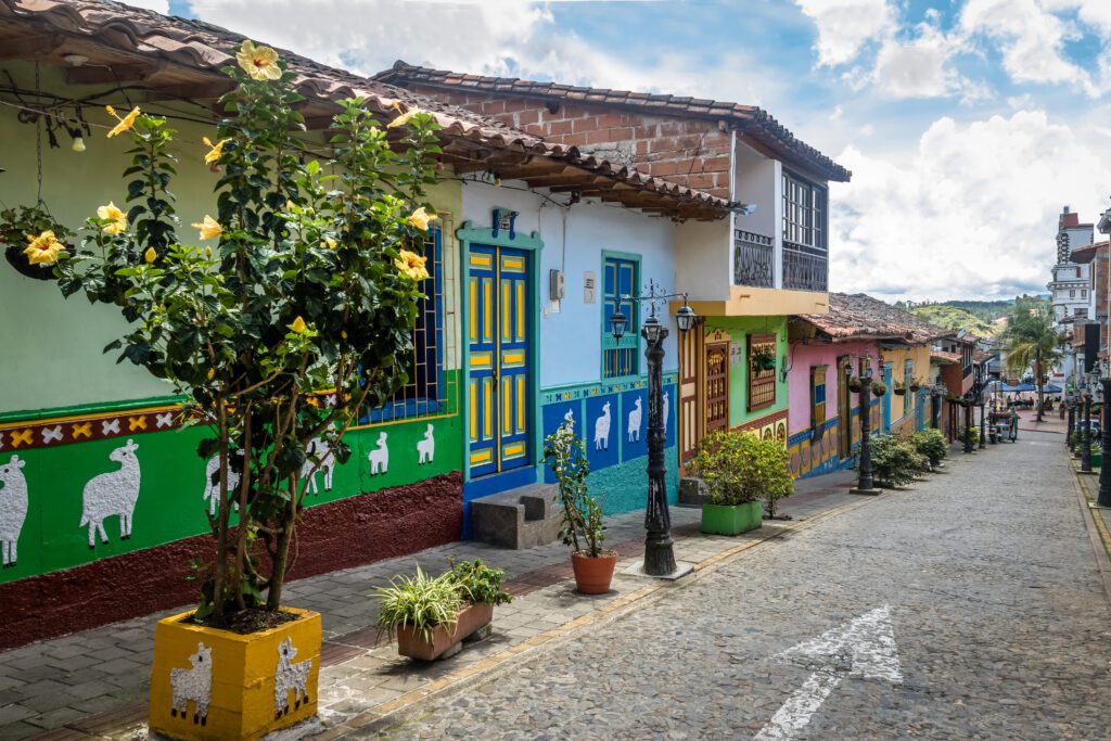 Bunte Häuser in Guatape, Antioquia, Kolumbien.