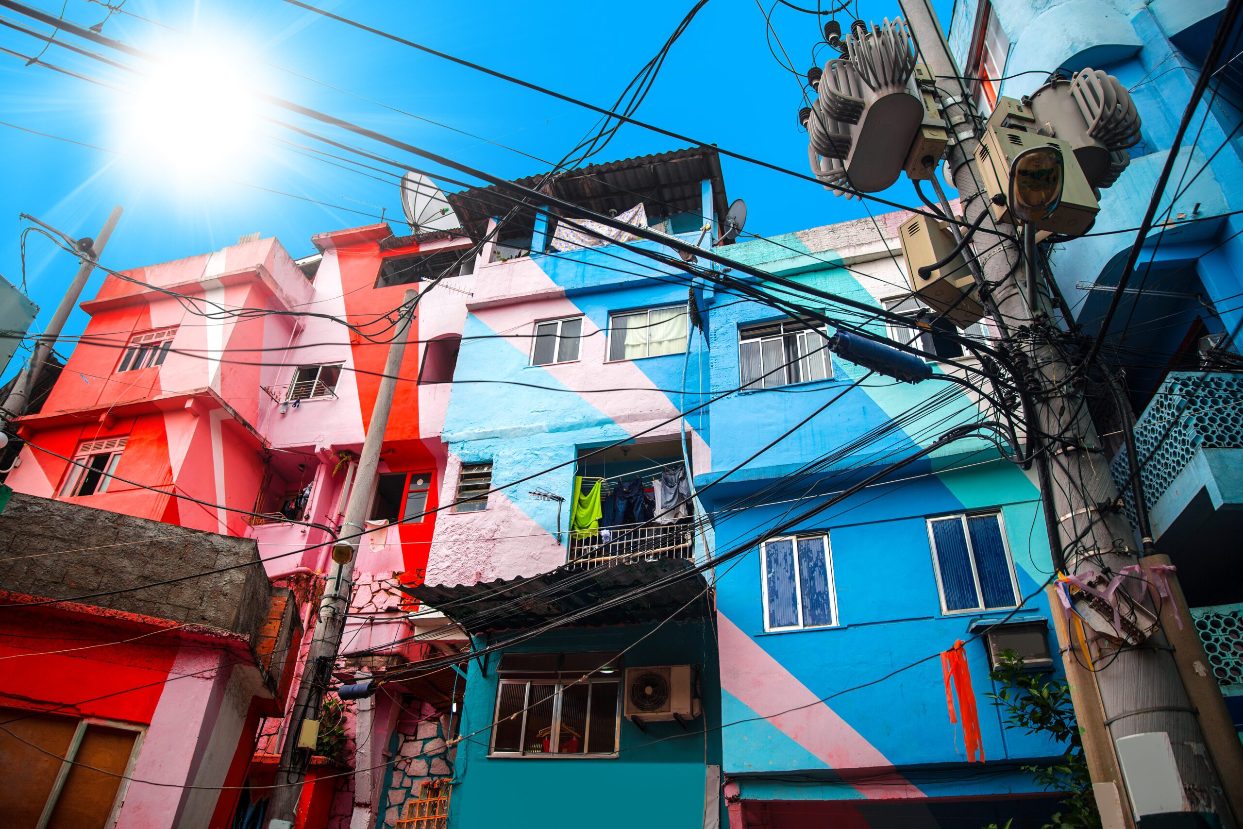 Häuserfassaden einer Favela in Argentinien als Illustration zum wahren Bericht über Erfahrungen in einem Elendsviertel in Buenos Aires, der Hauptstadt von Argentinien.