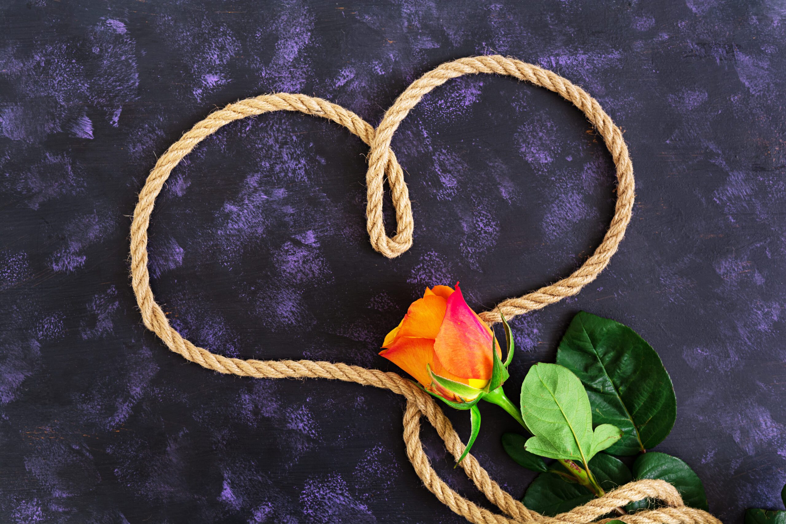 Herz aus Seil mit Rose, als Metapher für die Gefangenschaft in einer toxischen oder narzisstischen Beziehung