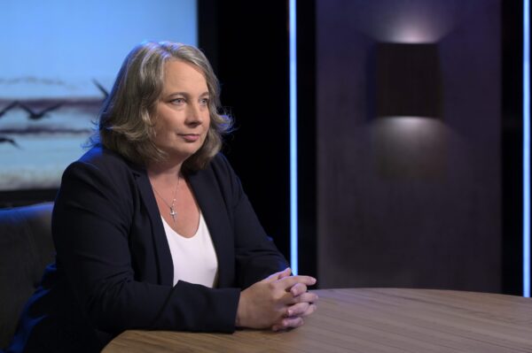 Frances Dahlenburg beim Interview des Fernsehsenders ERF, wo sie über ihr Leben als Ersatzkind berichtete.