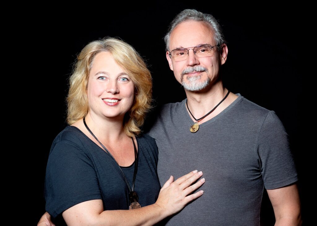 Stephan und Frances, Dozent, Theologe, Traumafachberaterin und Journalismus. Gemeinsam arbeiten wir an einer Welt, in der Sinn und Werte, Liebe und Freiheit, Gerechtigkeit und Menschlichkeit das Sagen haben.