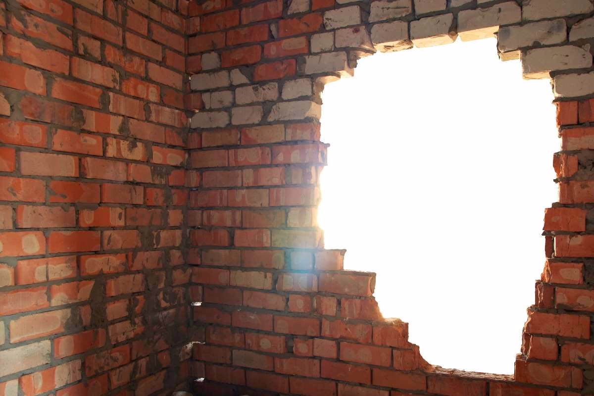 Licht scheint durch einen Mauerdurchbruch