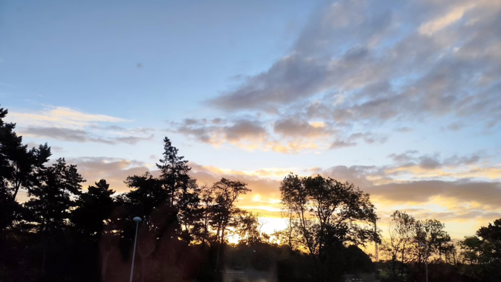 Sonnenaufgang über dem Bahndamm in Wesel am 12. September 2025