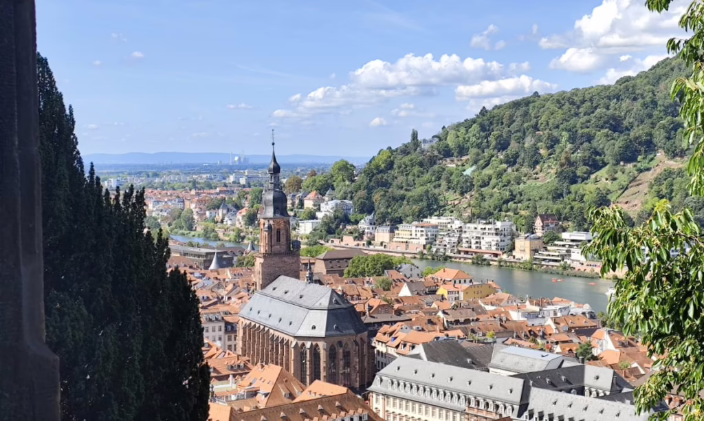 Landschaftsszene: Blick von der Heidelberger Burg über die Stadt zum Neckar. Im Zentrum die Kirche. Ein Urlaubsfoto von Stephan und Frances auf dem Weg nach Zürich zum Kongress gegen geistlichen Missbrauch