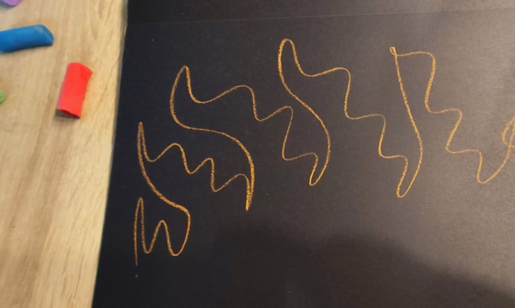 Flammen in roter Pastellkreide auf schwarzem DINA4 Papier. Dieser Artikel handelt davon, wie ich den September 2025 damit verbrachte, mich selbst aus Schuldbindungen und alten Täterloyalitäten zu befreien und dabei auch mein Gottesbild rekonstruierte. Das Bild ist Teil mehrerer Malprozesse, in denen ich mir die Bewegungen meines Unbewussten anschaute und sie transformierte.