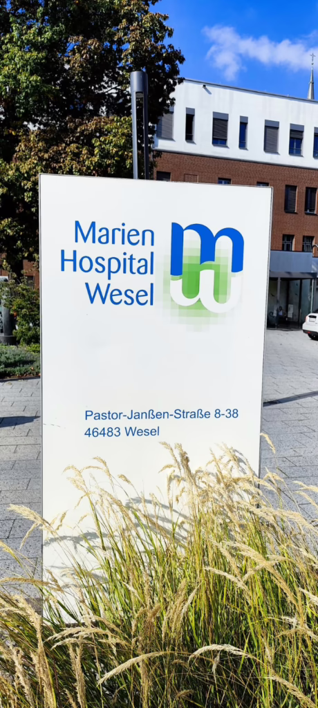 Schild mit der Adresse des Marienhospitals in Wesel, dem Krankenhaus, in dem Frances operiert wurde.